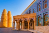 Im Herzen des Katara Cultural Village in Doha ist die Katara-Moschee mit ihren glitzernden Mosaikkacheln ein atemberaubender Anblick.