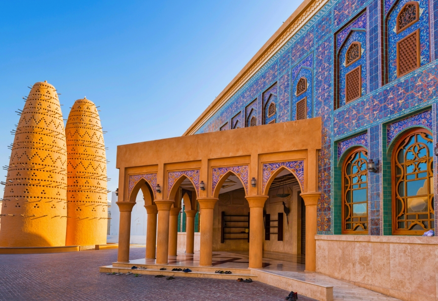 Im Herzen des Katara Cultural Village in Doha ist die Katara-Moschee mit ihren glitzernden Mosaikkacheln ein atemberaubender Anblick.
