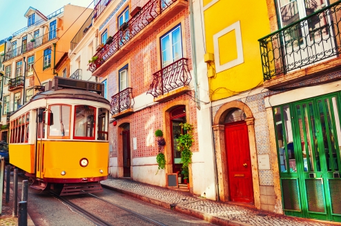 Fahren Sie eine Runde mit der berühmten Straßenbahn in Lissabon.