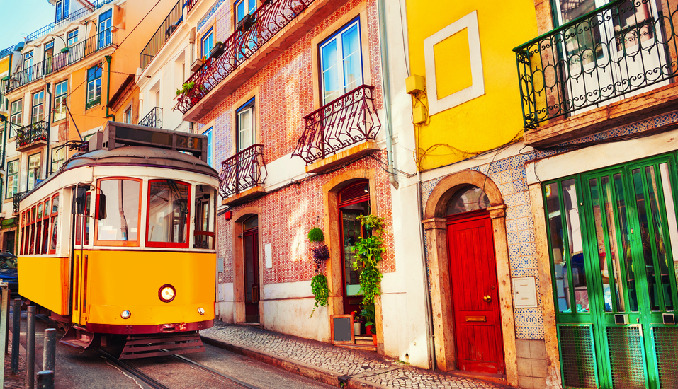 Fahren Sie eine Runde mit der berühmten Straßenbahn in Lissabon.