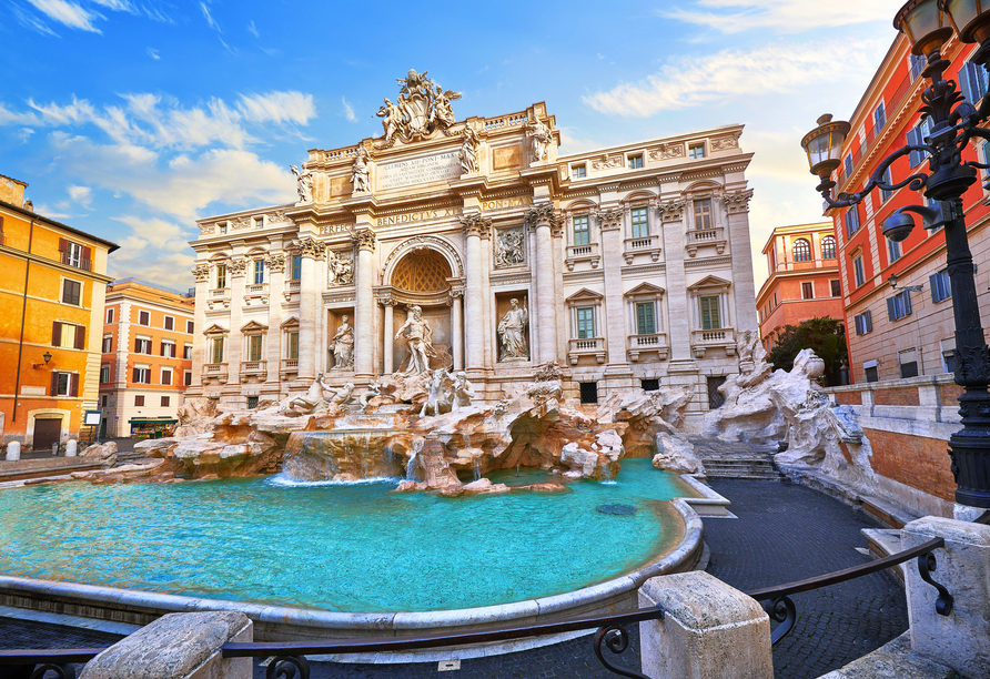 Werfen Sie eine Münze in Roms berühmtesten Brunnen, den Fontana di Trevi. 