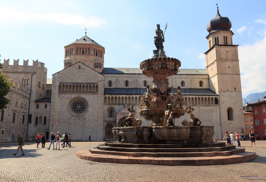 Die Kathedrale von Trient mit dem Neptunbrunnen