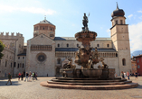 Die Kathedrale von Trient mit dem Neptunbrunnen