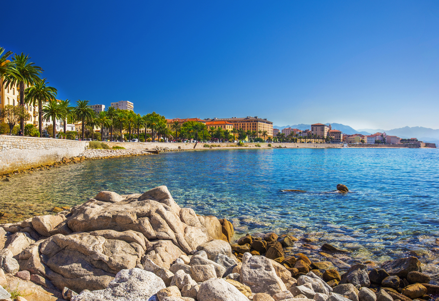 Auf Korsika erwarten Sie idyllische Fischerorte und ein glasklares, blaues Meer.