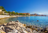Auf Korsika erwarten Sie idyllische Fischerorte und ein glasklares, blaues Meer.