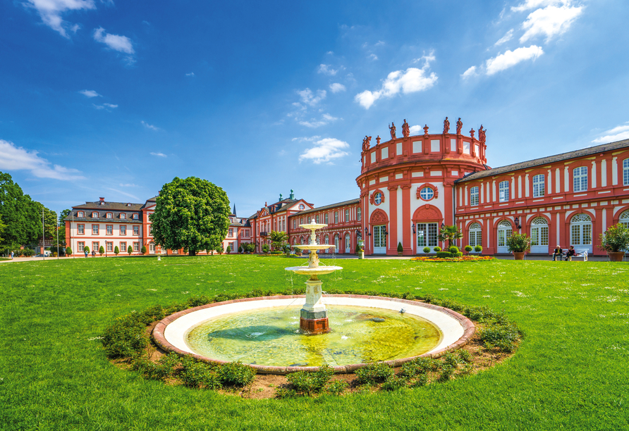 Das imposante Schloss Biebrich in Wiesbaden ist absolut sehenswert.