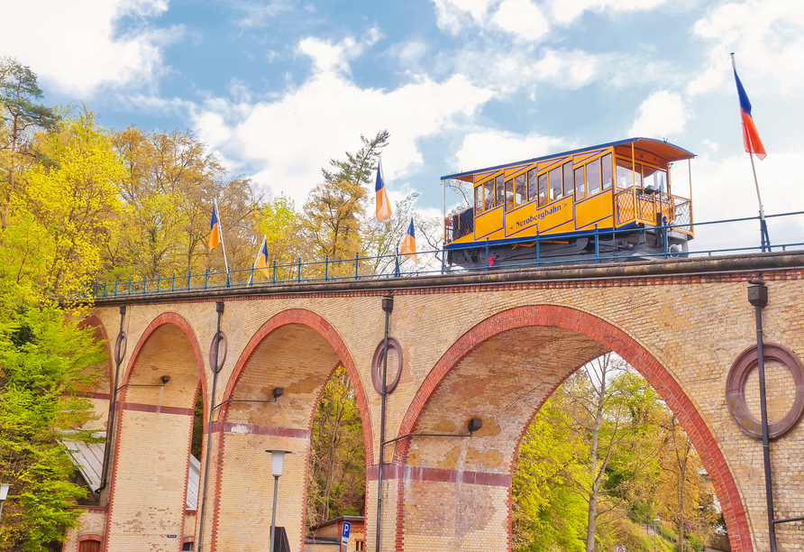 Mit der Nerobergbahn fahren Sie bequem auf den Neroberg in Wiesbaden und werden mit einer grandiosen Aussicht belohnt.