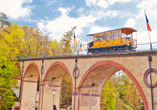 Machen Sie eine Fahrt auf der Nerobergbahn für einen fantastischen Panorama-Blick über Wiesbaden.