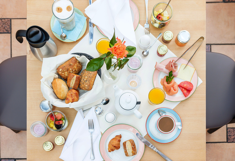 Mit einem reichhaltigen Frühstück starten Sie gestärkt in den Tag.