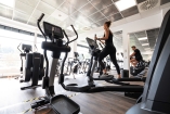 Im großzügigen Fitnessraum können Sie sich auspowern.