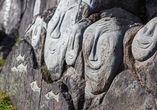 Kunstausstellung „The Stone & Man“ in Qaqortoq mit Skulpturen in Felswänden