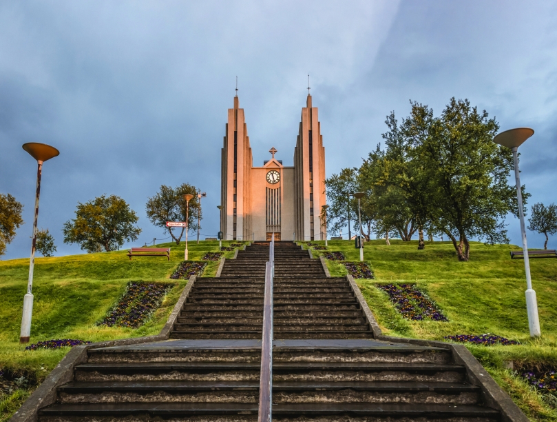 Die markante Kirche von Akureyri offenbart einen fabelhaften Blick auf die Stadt und den Fjord.