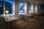 Modern und gemütlich zugleich ist es im Restaurant des Hotels.