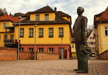 In Calw werden Sie auch der Hermann-Hesse-Statue begegnen.