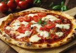 Frische hausgemachte italienische Pizza genießen Sie im Hotel.