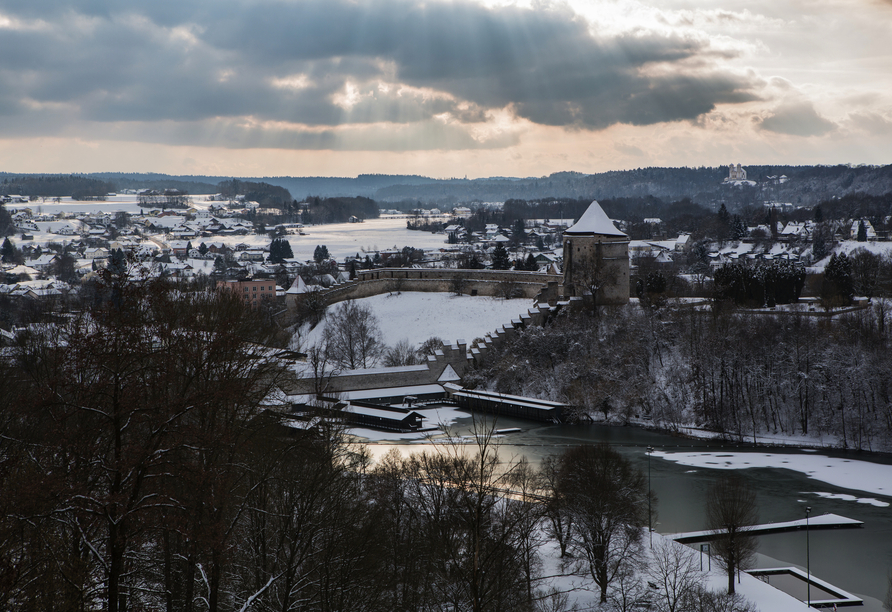 Burghausen im Winter mit der längsten Burg der Welt.