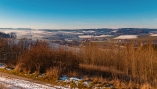 Winterliche Landschaft mit weiten Ausblicken in Niederbayern