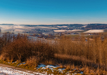 Winterliche Landschaft mit weiten Ausblicken in Niederbayern