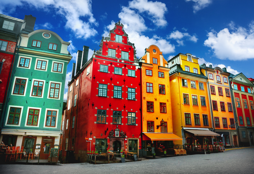 Bunte Häuserfassaden in der Altstadt Gamla Stan in Stockholm.
