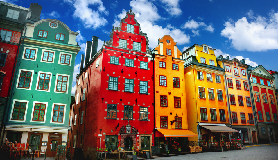 Bunte Häuserfassaden in der Altstadt Gamla Stan in Stockholm