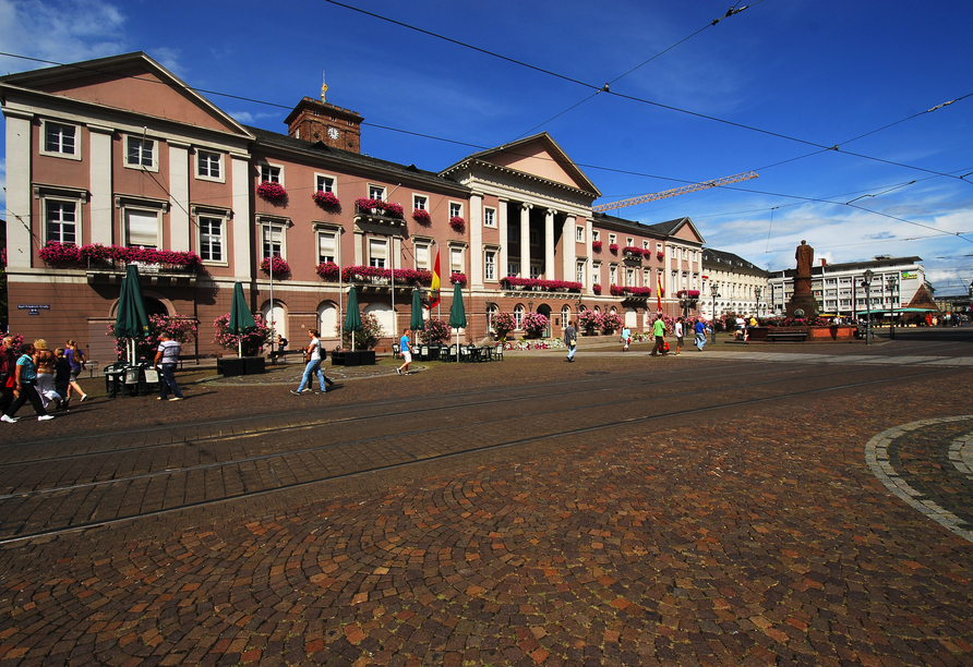 Besuchen Sie den historischen Marktplatz von Karlsruhe.