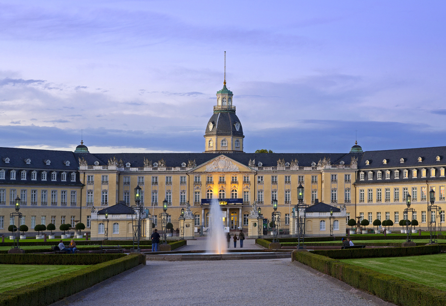 Im Zentrum von Karlsruhe erwartet Sie das barocke Schloss.