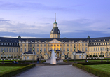 Im Zentrum von Karlsruhe erwartet Sie das barocke Schloss.