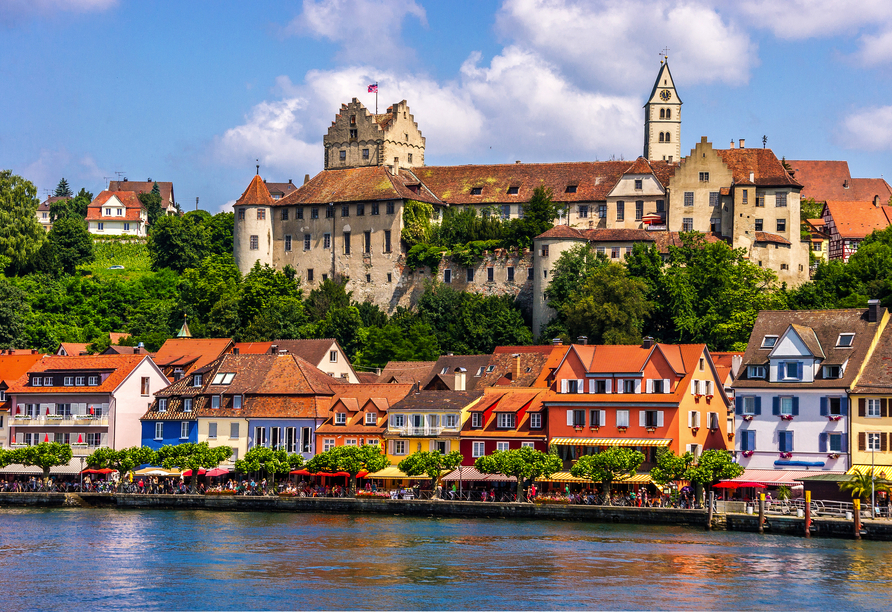 Bei einem Schiffsausflug auf dem Bodensee lässt sich bestens der Blick auf die Alte Burg und Altstadt von Meersburg genießen.