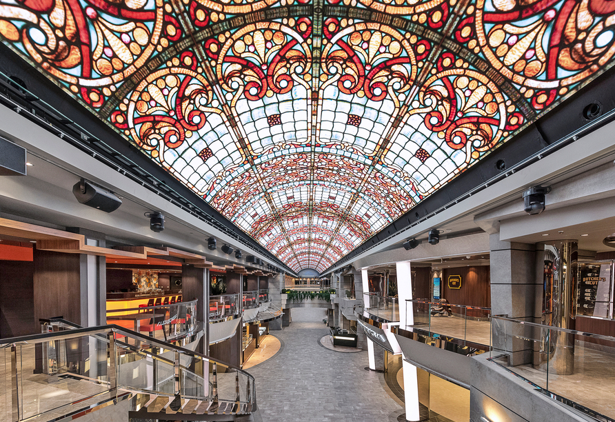 Die überdachte Innenpromenade mit LED-Himmel an Bord der MSC Meraviglia