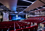 Das Theater sorgt für reichlich Unterhaltung an Bord.