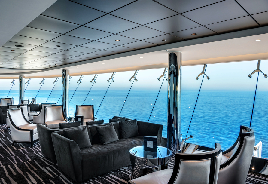 Bestaunen Sie die Aussicht auf das azurblaue Meer von der Sky Lounge aus.