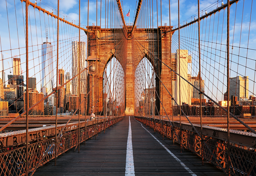 Die Brooklyn Bridge erstrahlt zu dieser Jahreszeit oft in einem wunderschönen Licht.