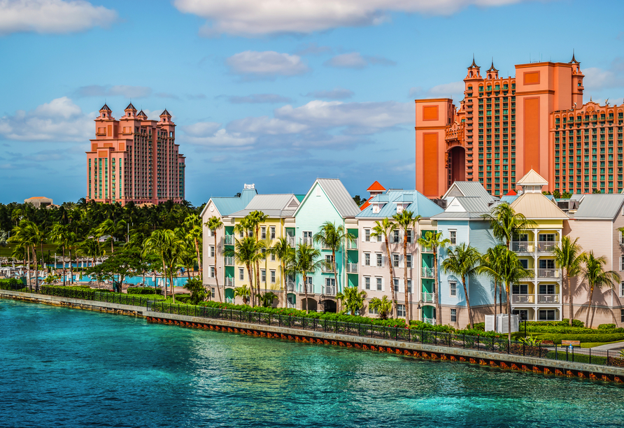 Die bunten Häuserfassaden sind typisch für Nassau auf den Bahamas.