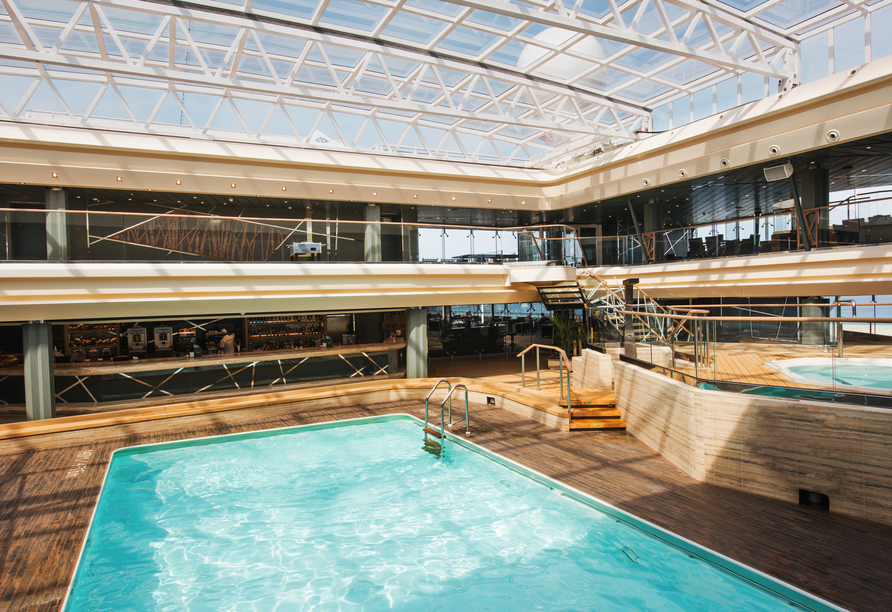 Der Innenpool an Bord der MSC Meraviglia
