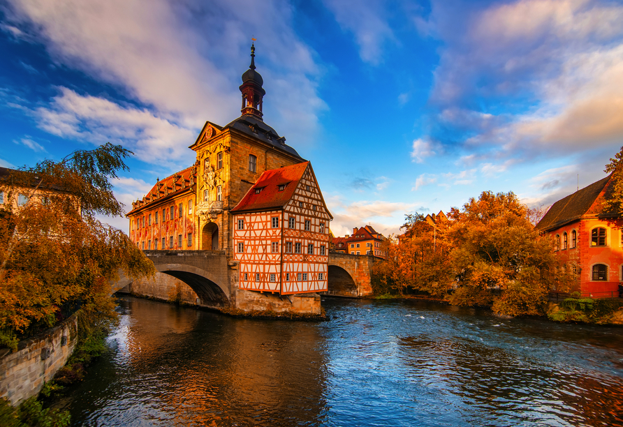 Bestaunen Sie die Landschaft mit dem Alten Rathaus von Bamberg.
