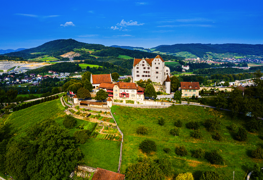 Prachtvolles Schloss Wildegg über den Dächern von Möriken-Wildegg