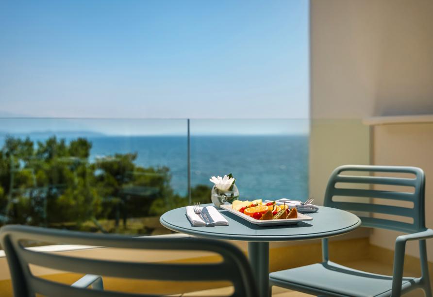 Auf Ihrem privaten Balkon können Sie das kroatische Paradies entspannt auf sich wirken lassen.