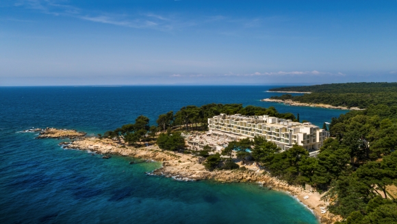 Das Valamar Carolina Hotel & Villas begrüßt Sie in einzigartiger Lage auf der schönen Insel Rab.