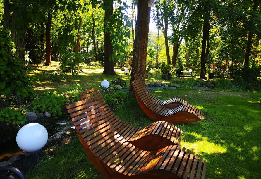 Finden Sie in der grünen Gartenanlage Ihren Lieblingsplatz zum Entspannen.