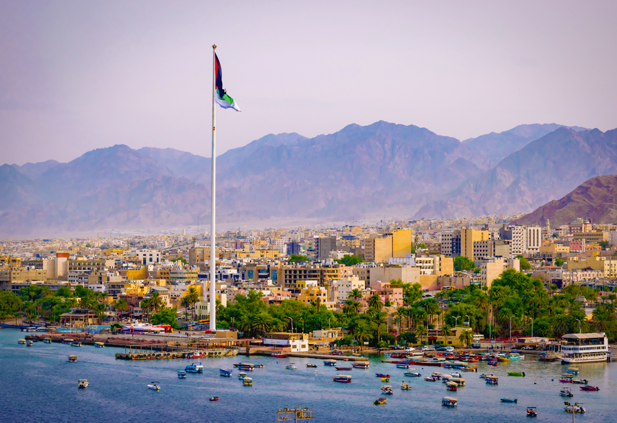 Blick auf den 130 Meter hohen Fahnenmast von Aqaba