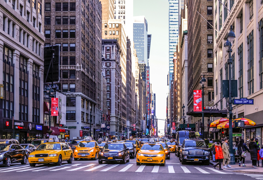 Die gelben Taxis sind bekannt für das Stadtbild von New York City.