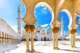 Die imposante Scheich-Zayid-Moschee in Abu Dhabi ist ein absolutes Highlight.