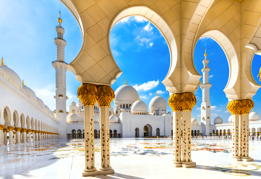 Die imposante Scheich-Zayid-Moschee in Abu Dhabi ist ein absolutes Highlight.