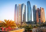 Die Skyline von Abu Dhabi gibt ein beeindruckendes Bild ab.
