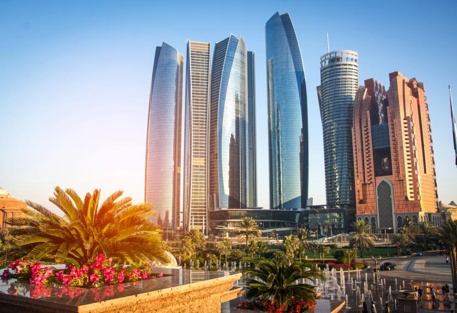 Die Skyline von Abu Dhabi gibt ein beeindruckendes Bild ab.