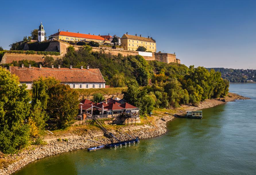 Erkunden Sie die historische Stadt und die beeindruckende Festung von Peterwardein in Novi Sad.