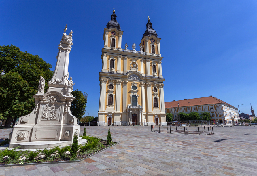 Die Besichtigung der Kathedrale St. Mariä Himmelfahrt im ungarischen Kalocsa ist für Sie bereits inklusive.