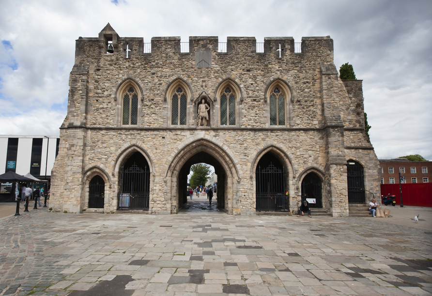 Besuchen Sie auch das historische Southampton mit dem gewaltigen Bargate, dem Haupttor der ehemaligen Stadtbefestigung.
