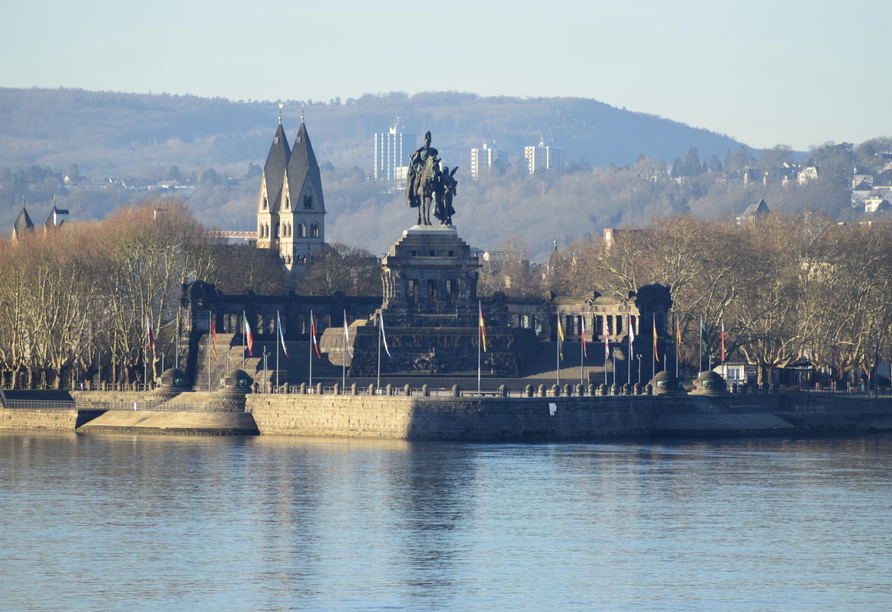 Das Deutsche Eck in Koblenz beeindruckt auch an den kalten Wintertagen.