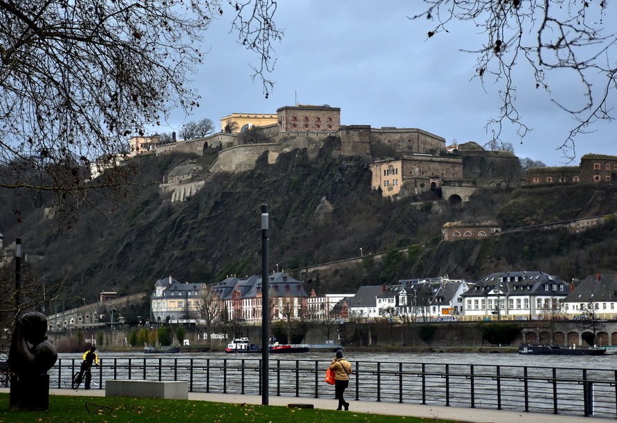 Der Rhein und die Festung Ehrenbreitstein in Koblenz im Winter
